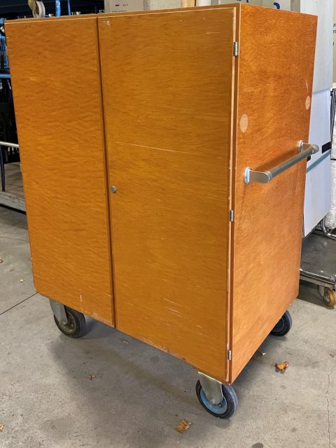 Rollbarer und verschließbarer Requisitenschrank