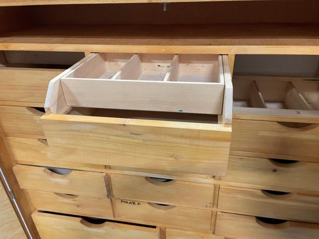 Rollbarer und verschließbarer Requisitenschrank