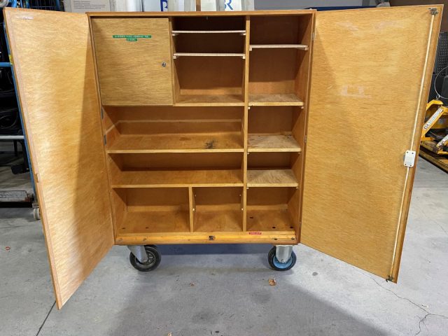 Rollbarer und verschließbarer Requisitenschrank
