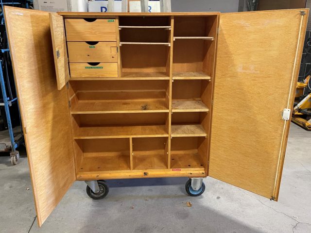 Rollbarer und verschließbarer Requisitenschrank