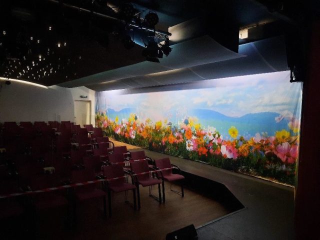 Seitenbühnen Vorhang rechts – Foto Seitenansicht im Theater