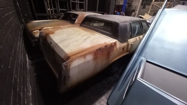 zwei Cadillacs > 1. Modell 1982 Sedan Deville < und 2. "no name"