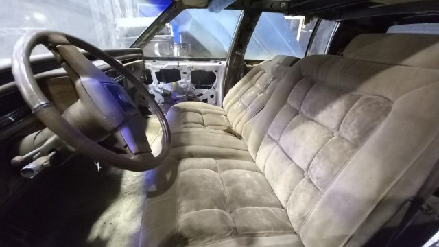 zwei Cadillacs > 1. Modell 1982 Sedan Deville < und 2. "no name"