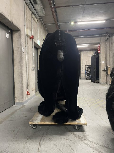 zwei vollplastische Löwen – Löwe stehend