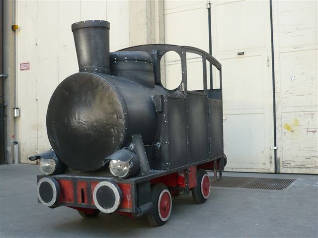 Lokomotive "EMMA" aus JIM KNOPF – Seitenansicht, schräg