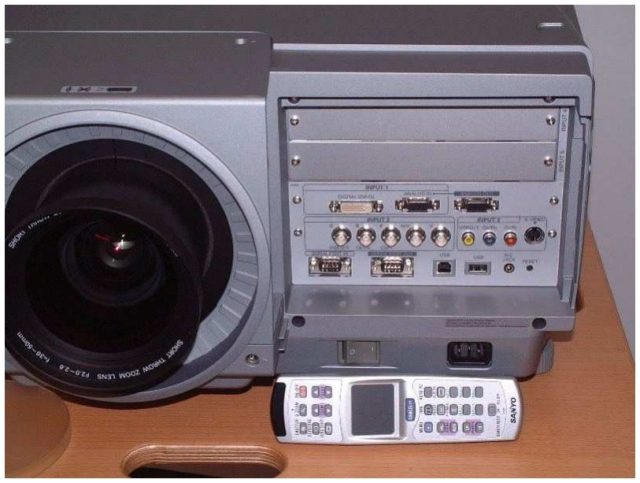 SANYO Projektor PLC-XF60A