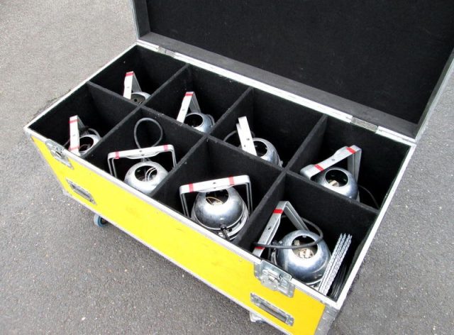 8x MAJOR PAR-64 Short Nose 0,5KW – Apparate im Case