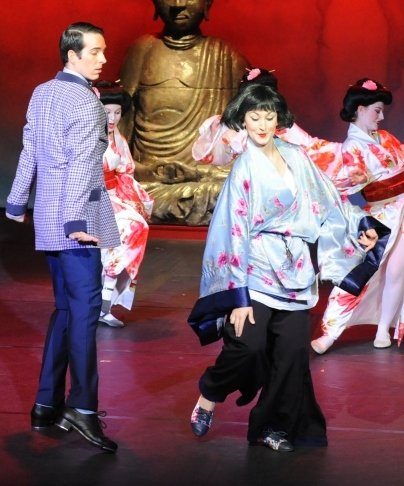 Damen-Kimono mit Hose – Szenenfoto