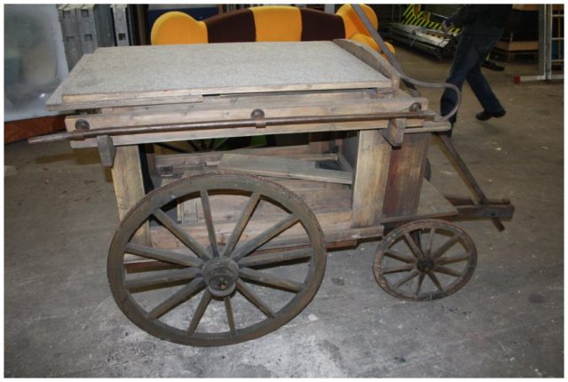 Alter Holzwagen / aus Puppendekoration