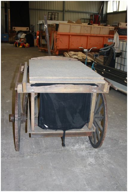 Alter Holzwagen / aus Puppendekoration