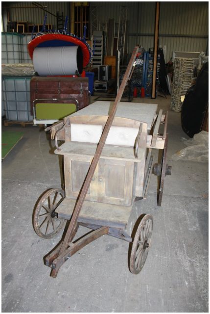 Alter Holzwagen / aus Puppendekoration